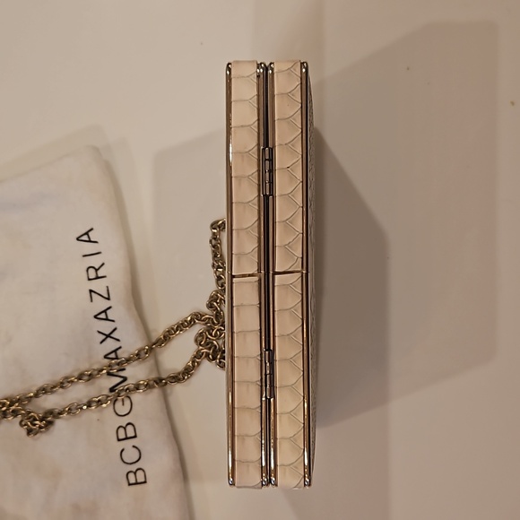 Y2k BCBGMAXARIA | Off White Snake Skin Crossbody Clutch - Picture 5 of 9
